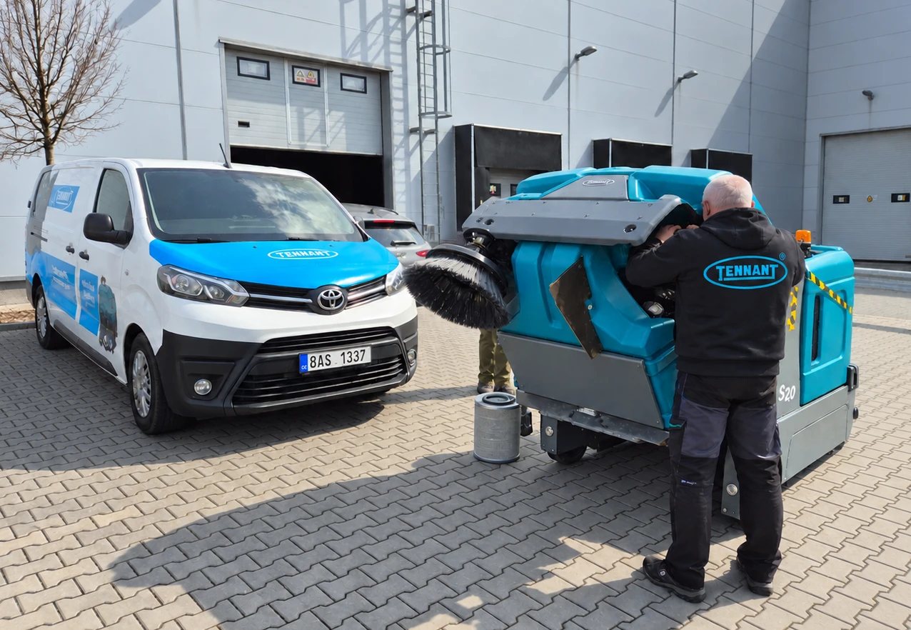 Servisný technik Tennant pri zametacom stroji S20 priamo u zákazníka